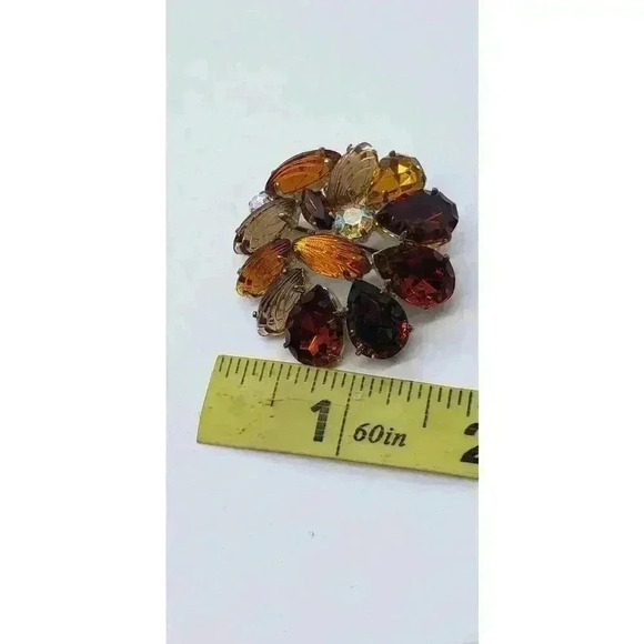 Vintage Brooch RARE Cut Scalloped Rhinestones Molded Glass Flower Gold Wash - Picture 9 of 14